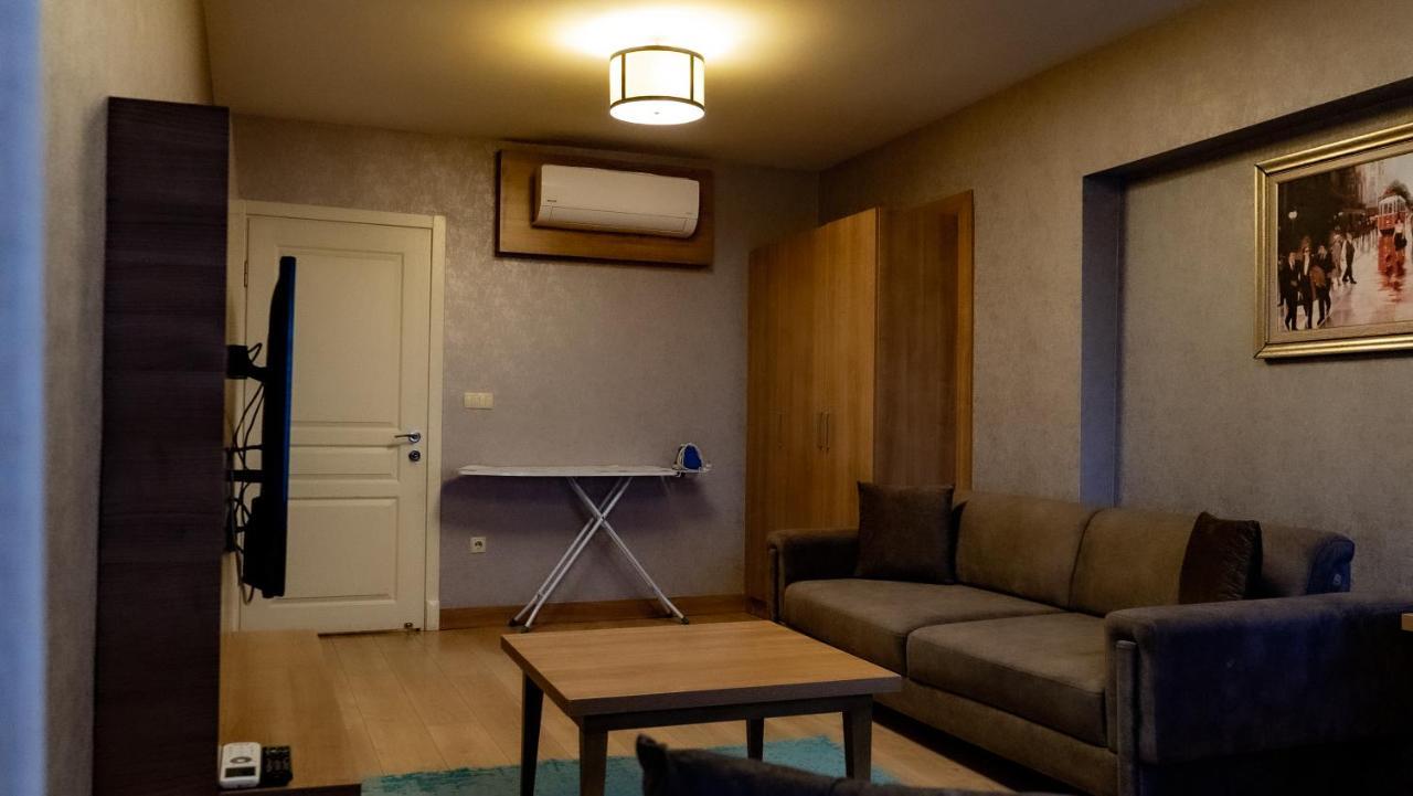 Bursa Suites Apart Otel Exterior foto A living room with a mini-split air conditioner